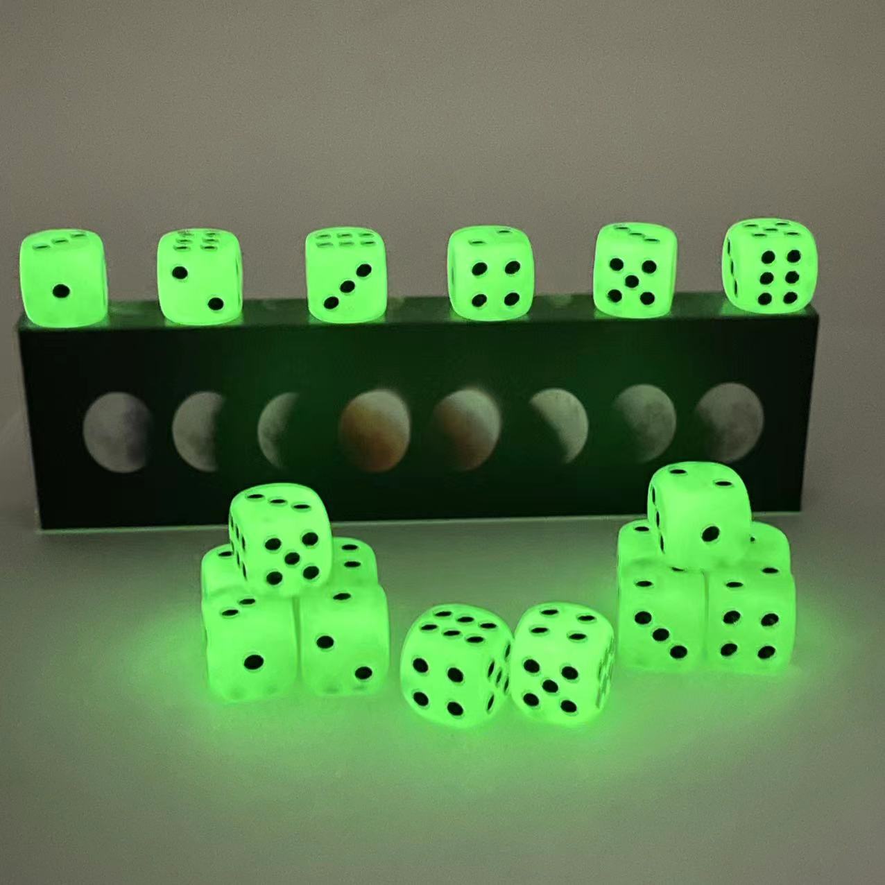 Paquet de dés phosphorescents  - Board Game Yahtzee avis et prix